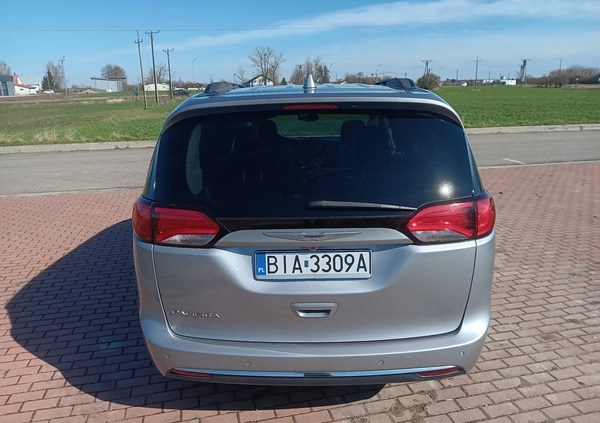 Chrysler Pacifica cena 76900 przebieg: 123000, rok produkcji 2016 z Łapy małe 211